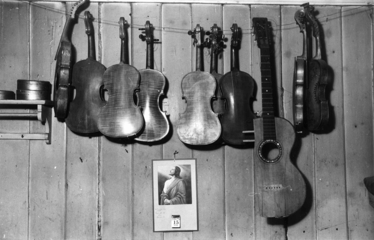 Fiolinmakerverksted, Brugata 6, Oslo, drevet av fiolinmaker Gunnar M. A. Røstad (1875-1947). Inventaret i verkstedet er overtatt av NF.
