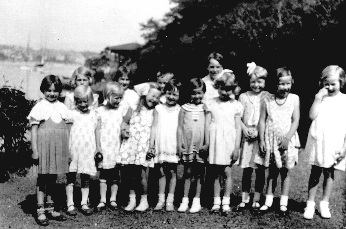 Barnehagegruppe. Jorunn Fossberg med musikkbarnehagen på besøk hos musikklærerinnen Wenche van der Lippe Engelstad, Bygdøy, Oslo ca. 1934. 
Fra Jorunn Fossberg private fotoalbum.