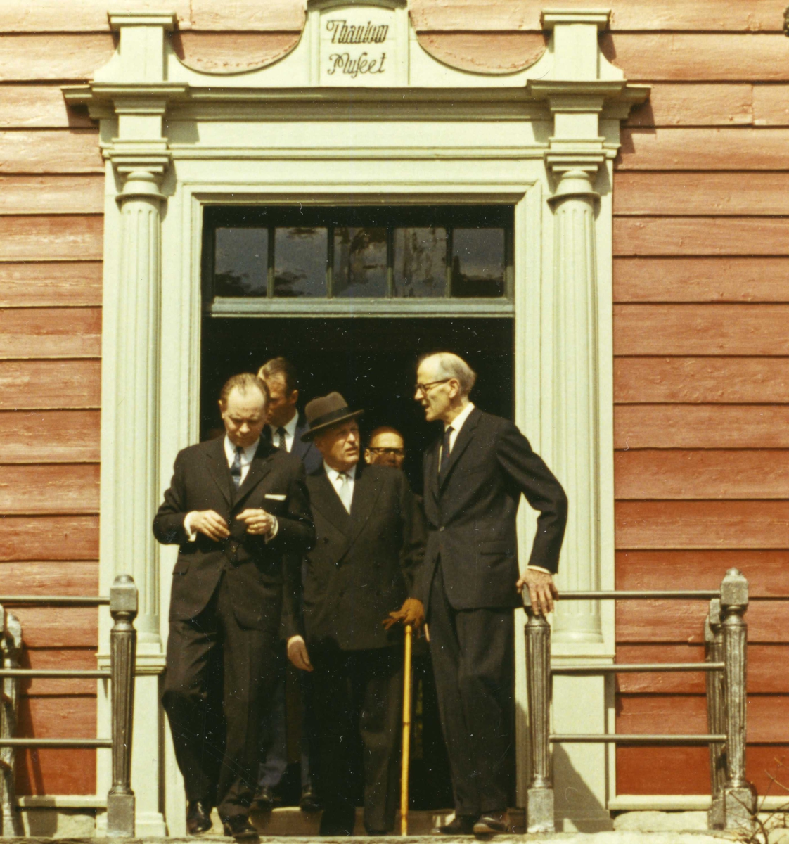 Islands president besøker NF 4/5 1971. Presidenten, Kronprins Harald, Kong Olav og direktør Reidar Kjellberg foran inngangen til Leikanger prestegård/Thaulowmuseet, NF.