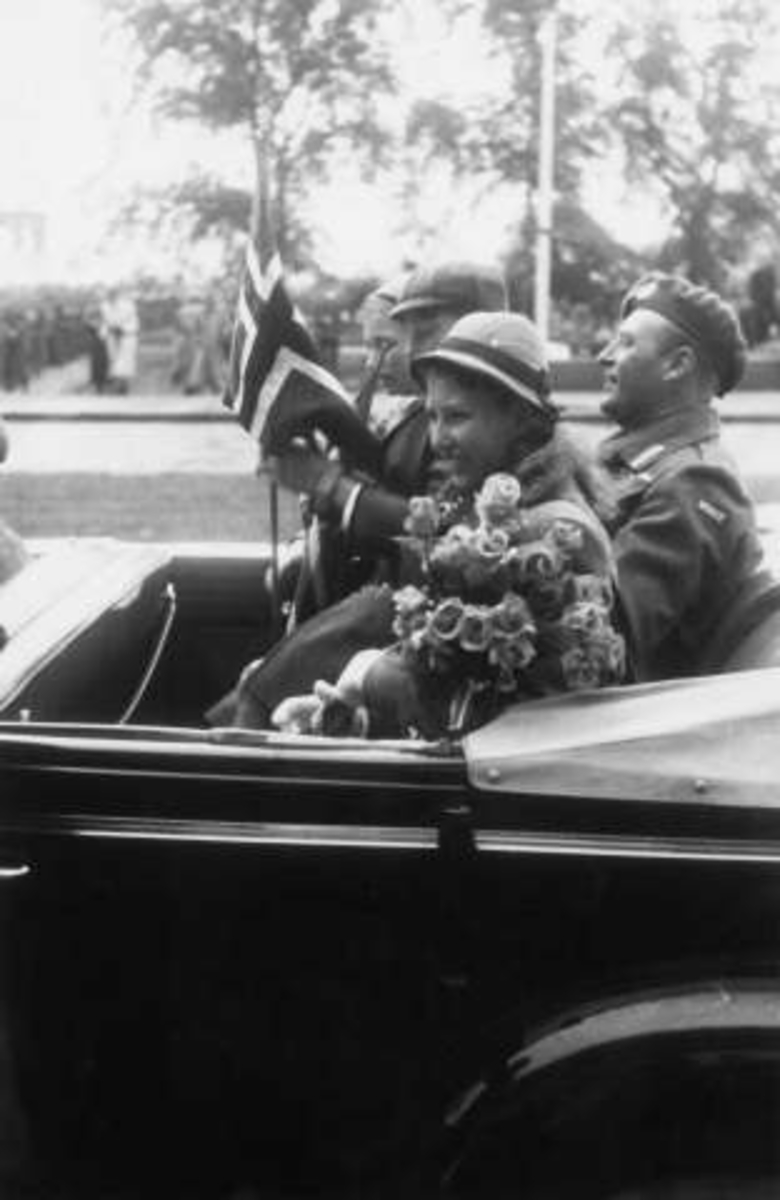 Fra Oslo under fredsdagene i 1945.
Fra Kong Haakons tilbakekomst den 7.juni. Her bilen med kronprinsen og prinsebarna.
