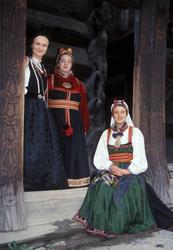 Verter i drakt fra telemarken ved stavkirken.