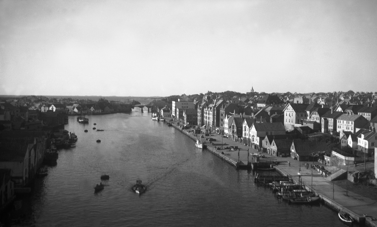 Haugesund sett fra Karmøy bro, Rogaland. Fotografert 1946.