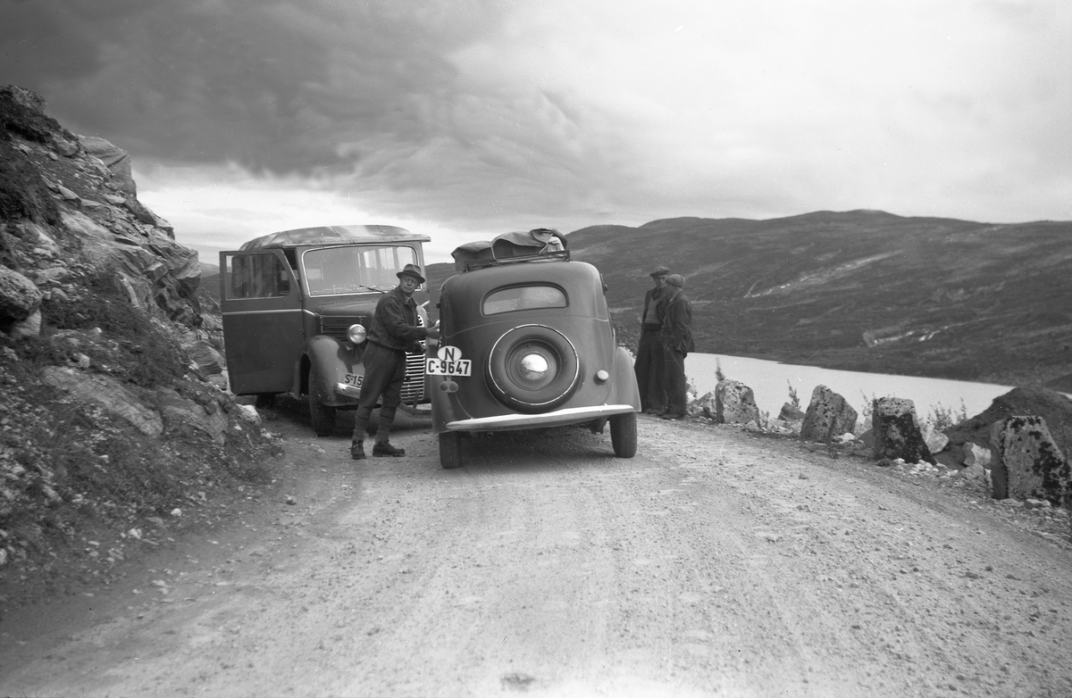 Liten kollisjon mellom buss og Arentz-familiens bil på trang vei på Sognefjell. Fotografert under biltur i 1947.