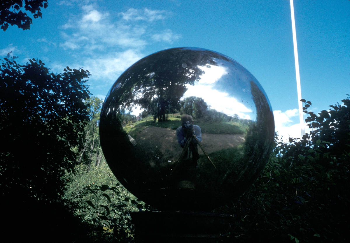 Speilkule i parken på Nes Verk.