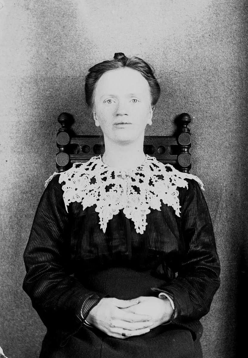 Portrett av kvinne, ant. fotografens kone Margrethe Q. Wiborg,  Digerud, Frogn, Akershus, 1907.