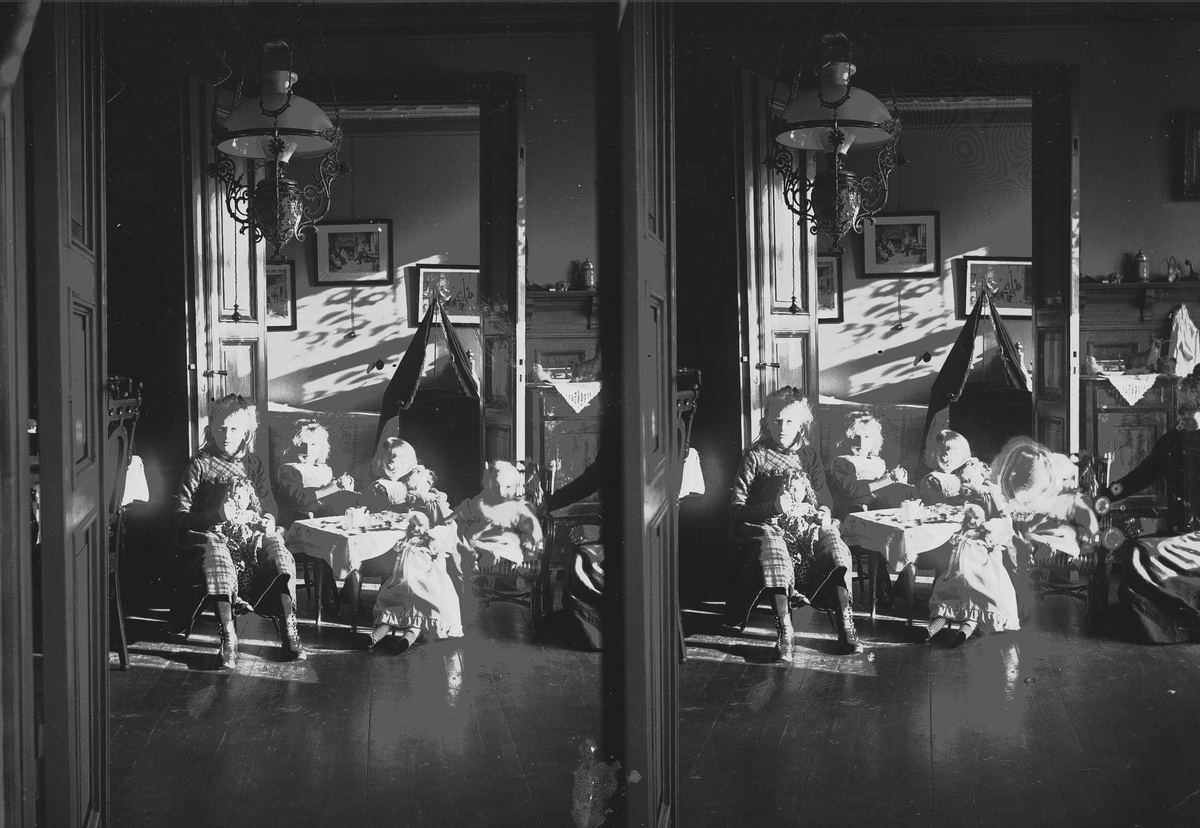 Interiør, barn i familien Wiborg leker dukkeselskap i Meltzers gate 9, Oslo, 1899.