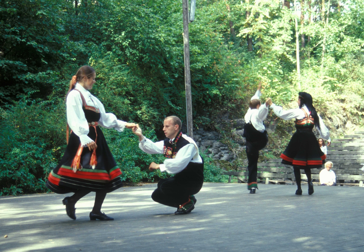 Norsk Folkemuseums dansegruppe, kledd i drakter fra Setesdal, danser folkedans i friluftsteateret  nr.349 på Norsk Folkemuseum.