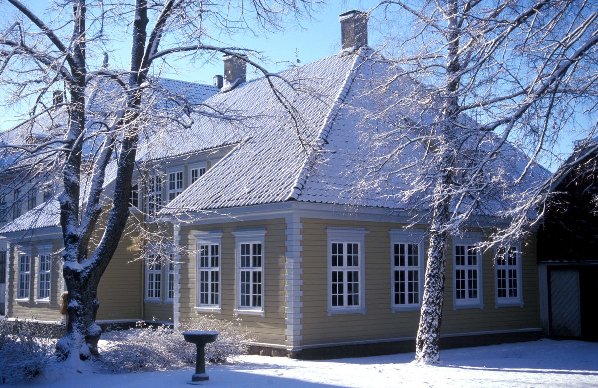 Vinter i friluftsmuseet.
Utsikt mot Chrystiegården ,
bygning nr. 227 på Norsk Folkemuseum-
