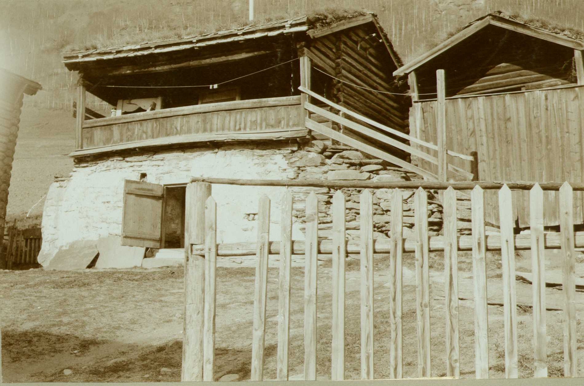 Aurbod og stabbur, Nyhus, Sel, Oppland. Fotografert 1910.
