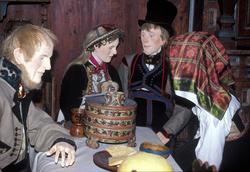 Fra draktutstillingen " Folk og klede-skikk og bruk"
Her er