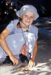 Levendegjøring på museum.Ferieskolen 2003.
Jente som leker