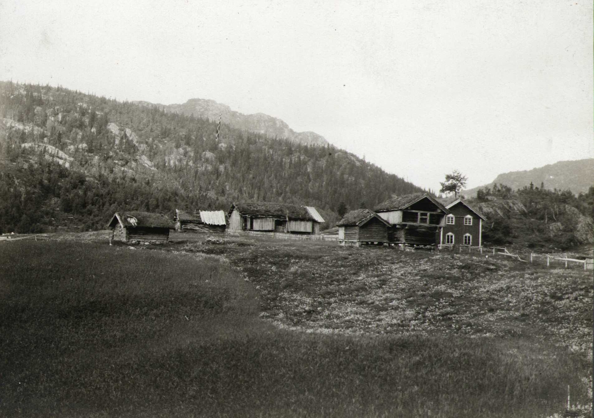 Gårdstun, Rinde, Åmotsdal, Seljord, Telemark. Fotografert 1913. 