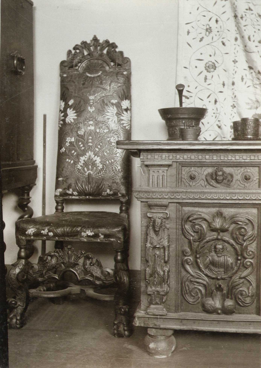 Gyldenlærstol og del av kiste, Bergen Museum, Bergen, Hordaland. Fotografert 1904.