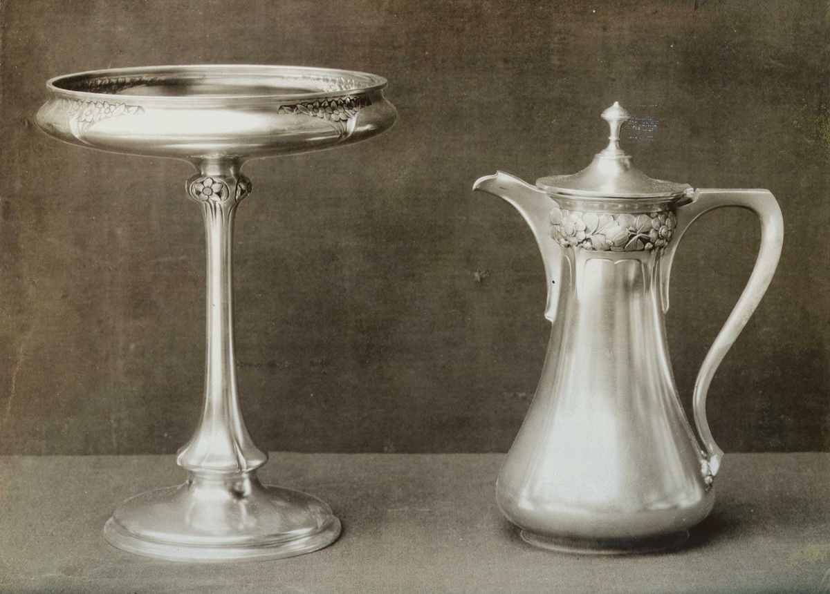 Fruktvase og kanne i sølv. Fruktvasen utført av Theodor Olsen i Bergen.