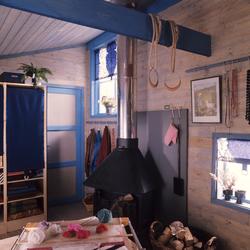 Rom med blåmalte bjelker og vindusomramninger. Illustrasjons