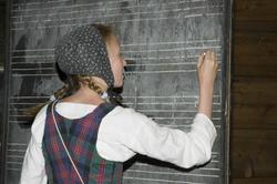 Levendegjøring på museum.Ferieskolen uke 31. Elev som skriv