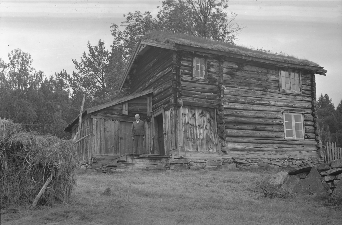 Husmannsplass, Nyenget, Lønset, Oppdal, Sør-Trøndelag. Mann stående på trappen. Fotografert 1940. Fra album. 