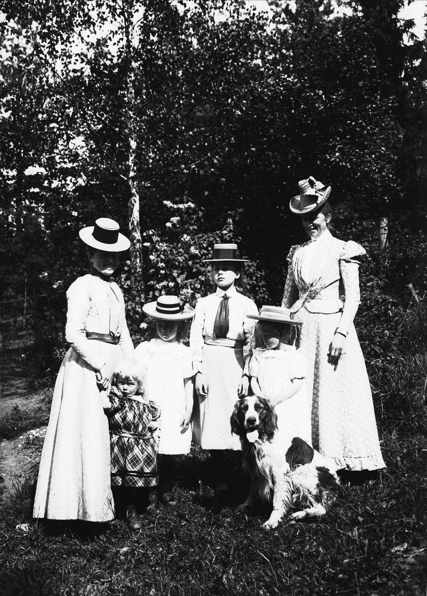 Serie bilder fra Lierbanen og Verdalselva bru i Verdal (1904). Familieliv, antagelig familien Lund ca 1900.
