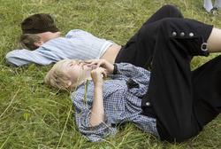 Levendegjøring på museum.To gutter som ligger i greset.
Fe