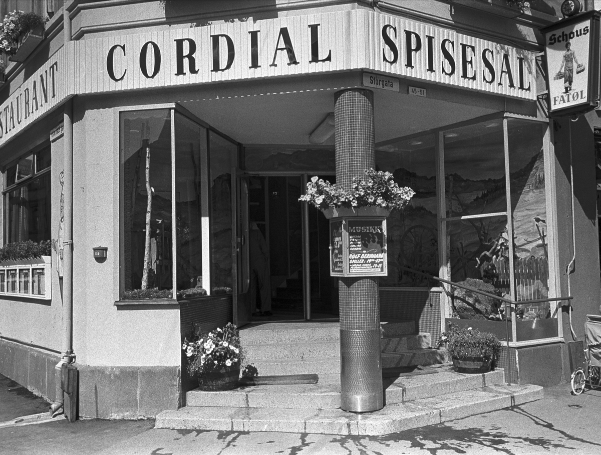 Serie. Restaurant Cordial, Storgata, Oslo. Inngangsparti, interiør og underholdning. 