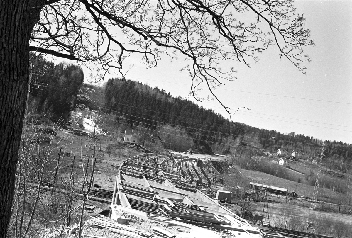Serie. Bygging av broen over Asker stasjon (E18), Asker, Akershus.