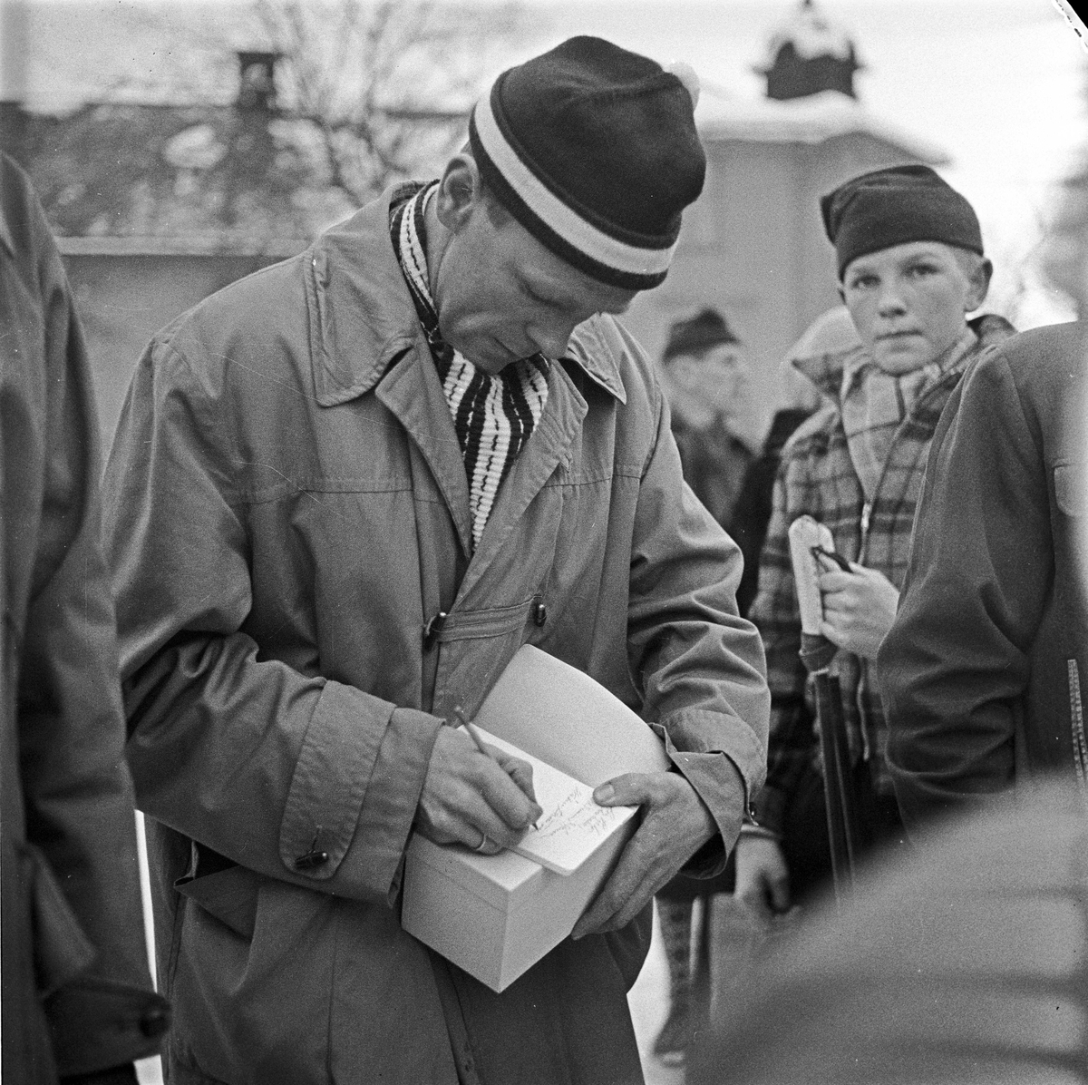 Serie. Skiløperen Håkon Brusveen, bl. under et langrenn på Lillehammer (nr.45 på brystet) i 1958, og 30km i NM (nr. 30) i 1960.  Fotografert 1958-60.