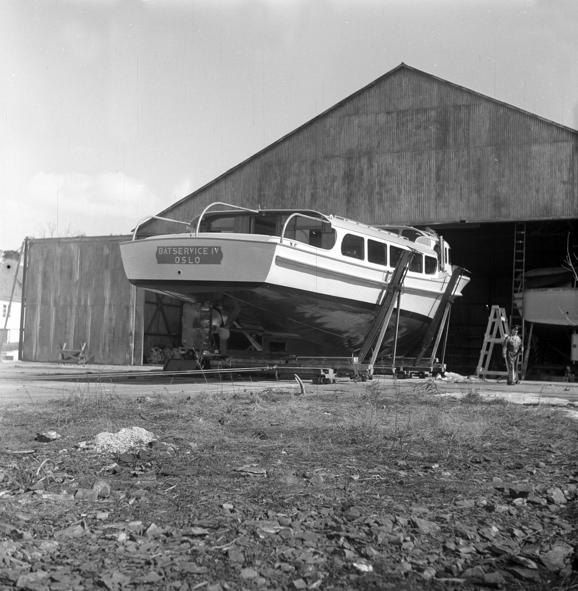 Serie. Bygdøyfergen "Båtservice IV" ligger på land for vedlikehold. Fotografert 8. april 1954.
