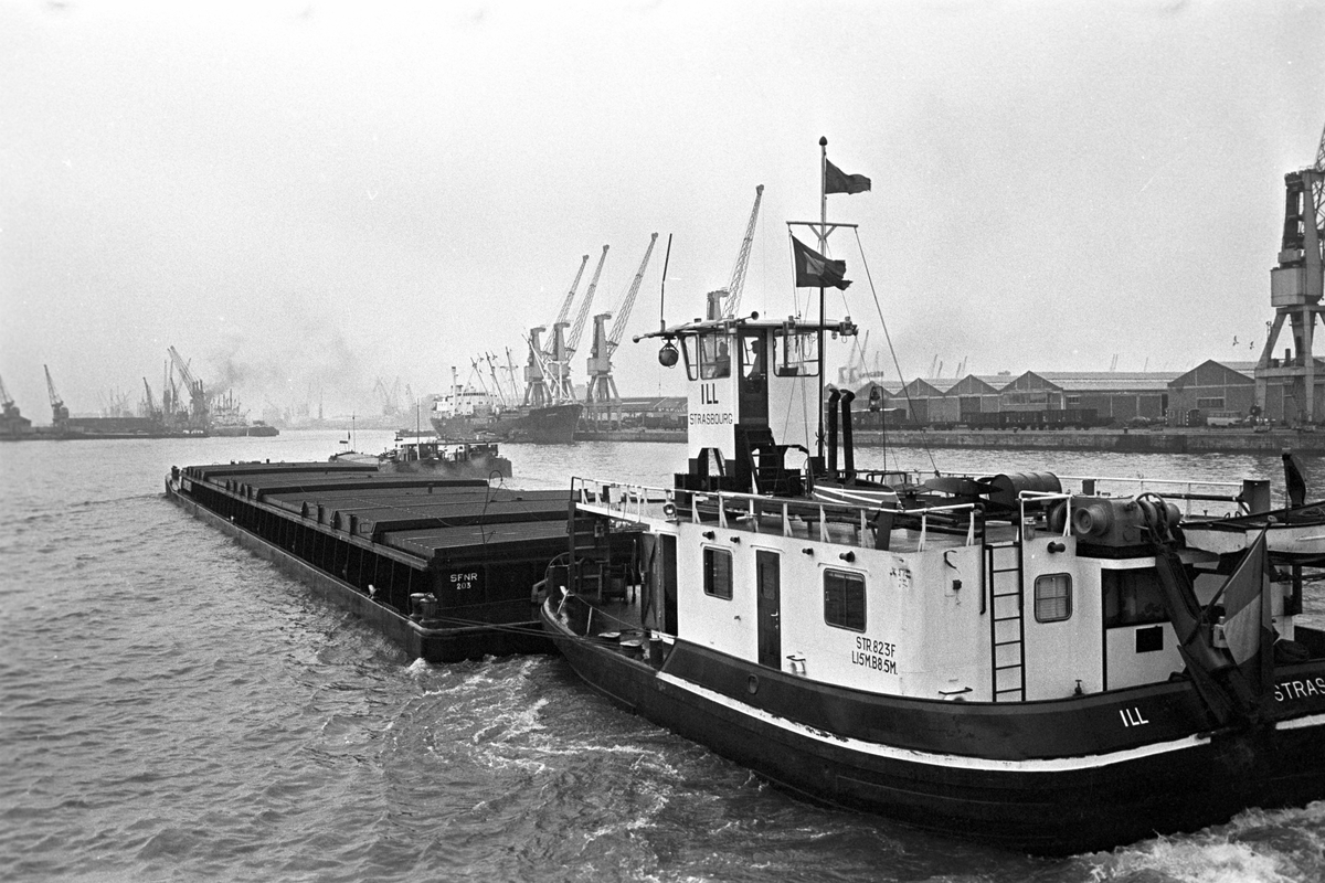 Serie. Havnekneiper, havneområde, sluser og lektere, Antwerpen, Belgia
Fotografert 1965.

