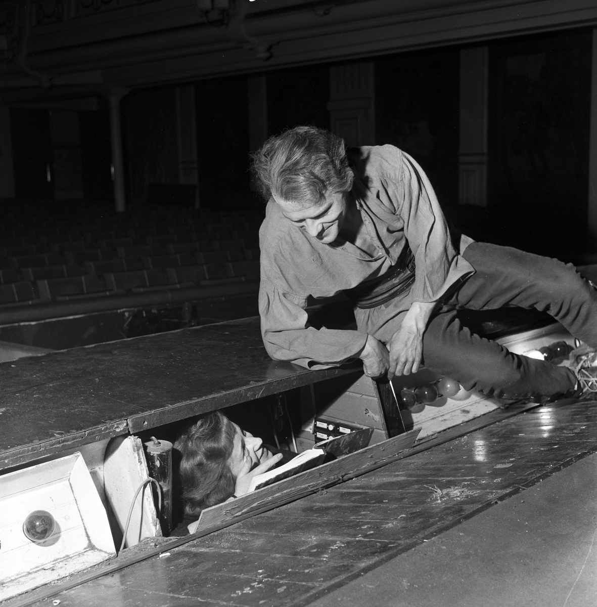 Serie. Fra Centralteatret i Oslo. Arbeid på og bak scenen. Fotografert mars 1960.


