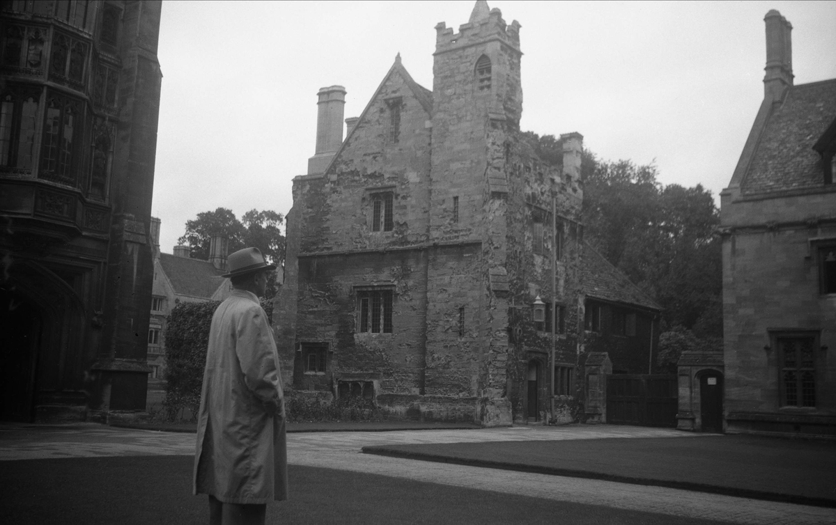 Fritjof Arentz foran historiske hus i Oxford. Fotografert under rundreise i Storbritannia i september 1950.