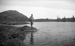 Bjarne Arentz Waaler fisker i Brødtjønn(?) i Hallingdal. Fot