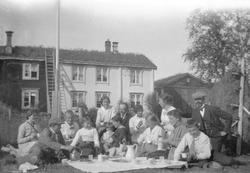 Familiene Arentz og Ormhaug samt hushjelper samlet på Arentz