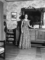 Selskapskledde Kari Arenzt står i stuen på P.T. Mallingsvei 