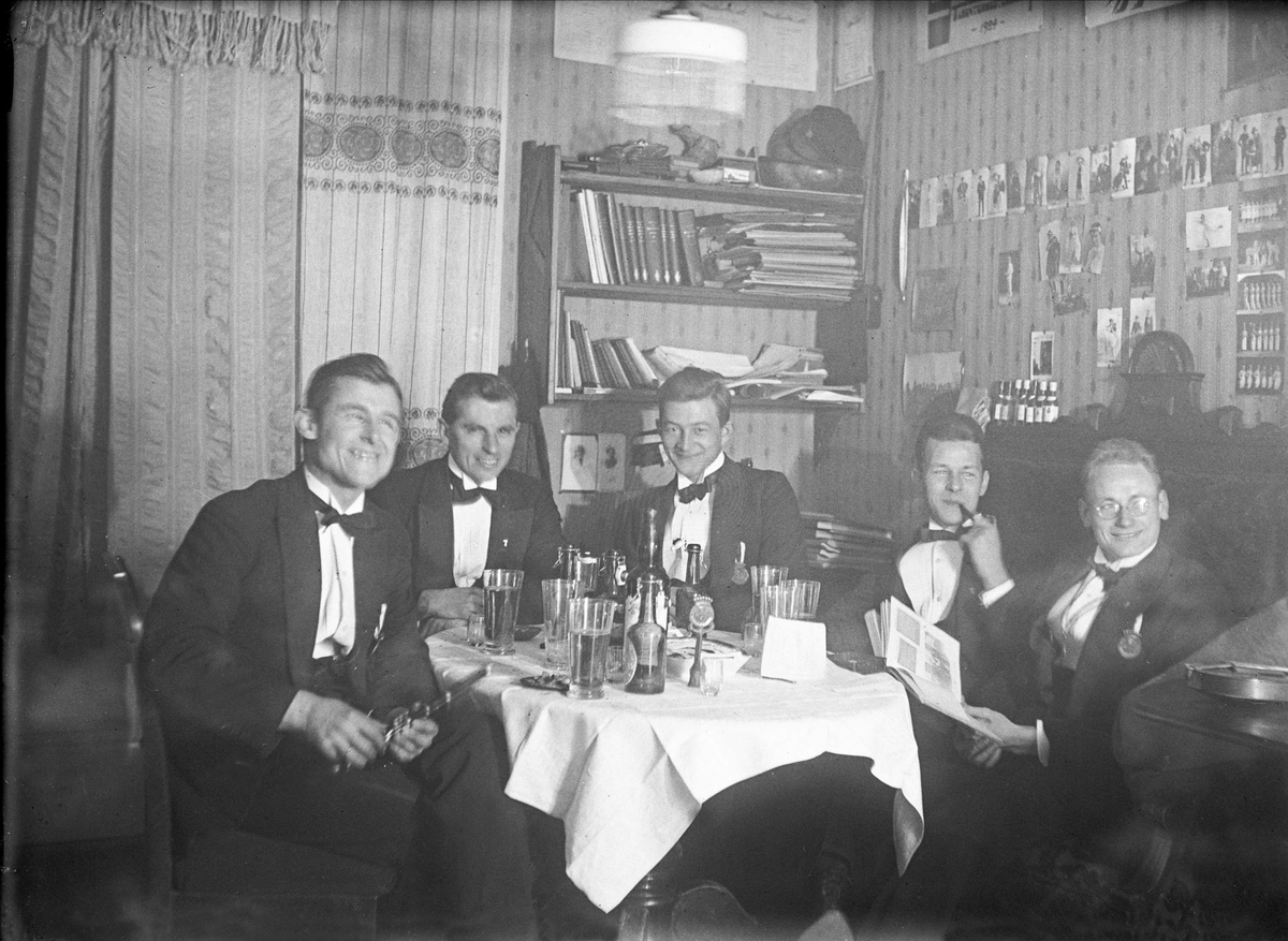 Fem menn sitter rundt et bord for å feire "7erens" 3 års dag. Fritjof Arentz sitter som nr. to fra venstre. Fotografert 10. desember 1924.