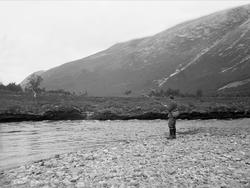 Fritjof Arentz fisker i Storlidalen juli 1925.