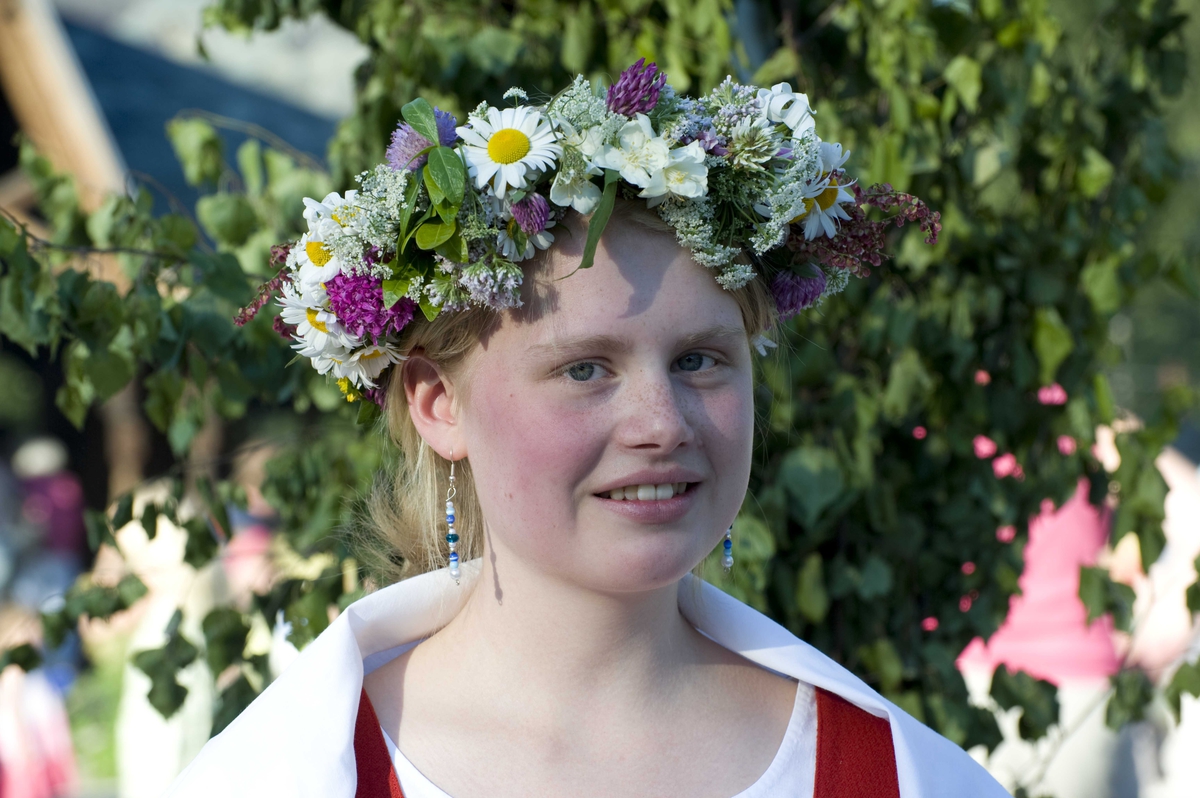 Jente med blomsterkrans, St.Hansaften 2009.