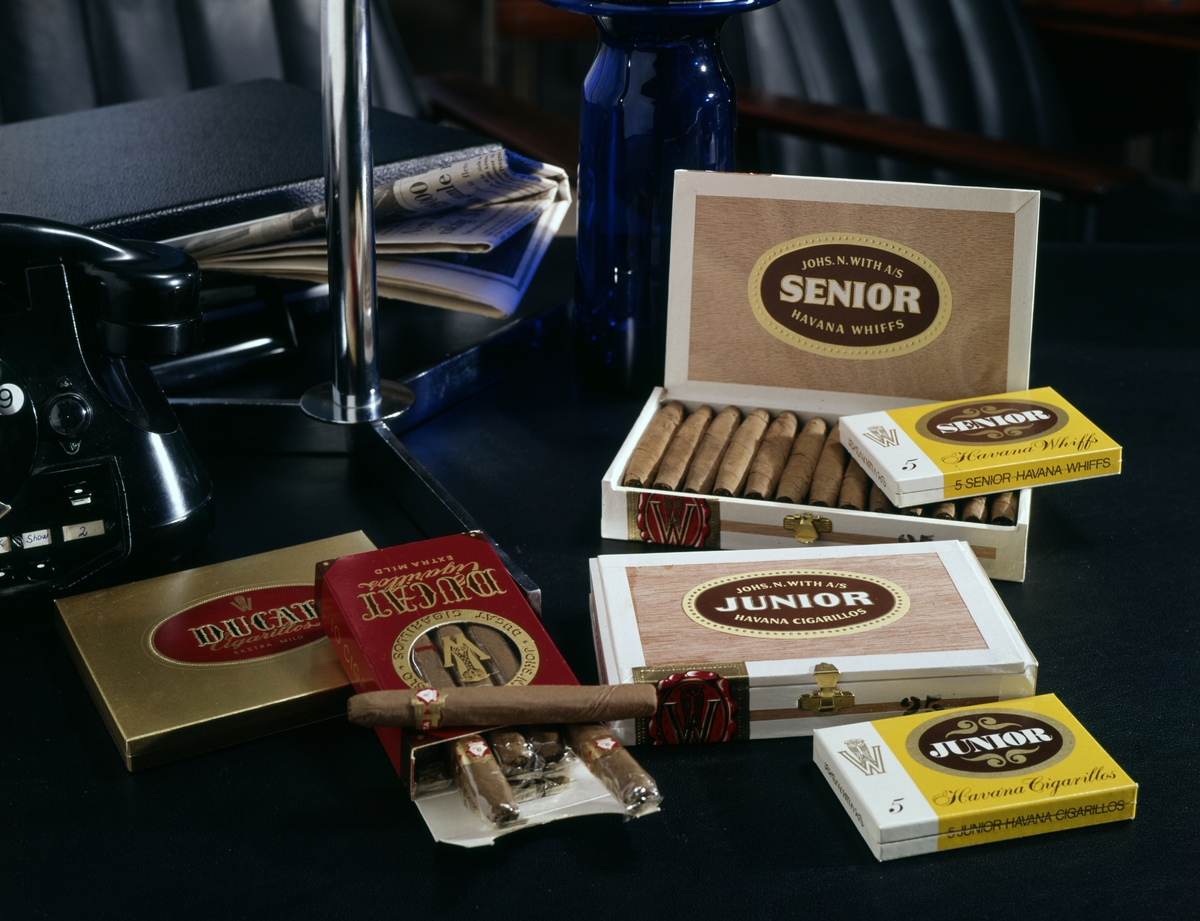 Reklamefoto av sigarer og cigarillos fra Johs. N. With.