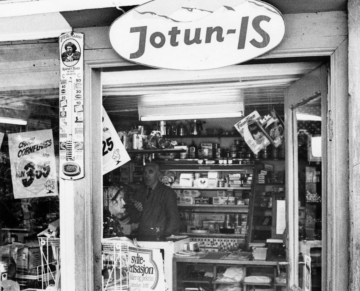 Gatebilde. Kiosk med reklame for Jotun-is over inngangen. Termometer med reklame for Tiedemanns Tobak.