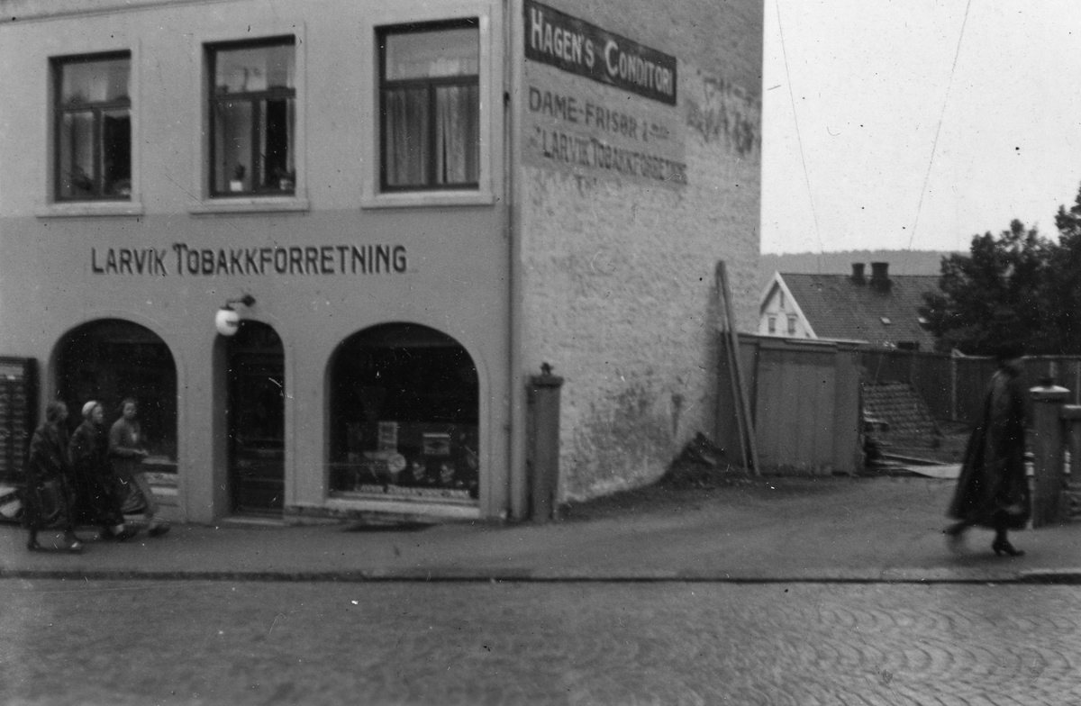 Larvik Tobakkforretning på Prinsegata, 1937.