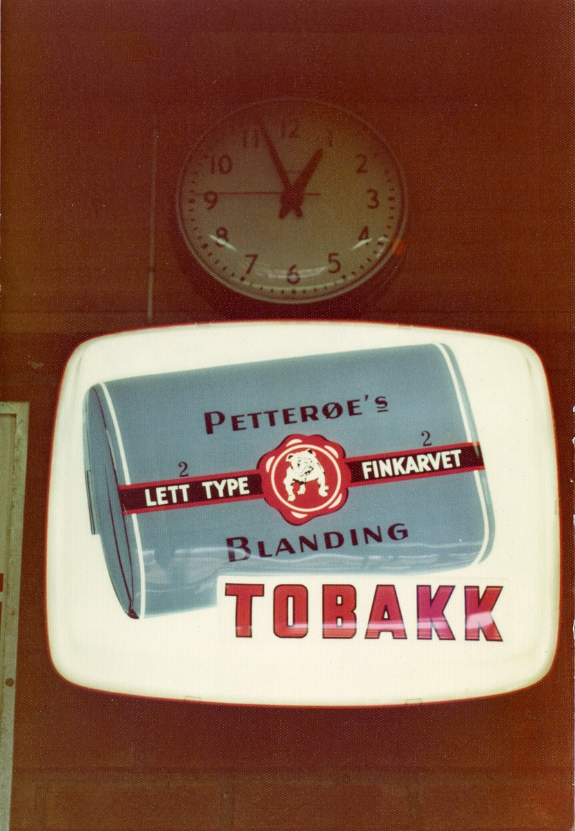 Reklame for Petterøes Tobakk på Hasle T-banestasjon i 1974.