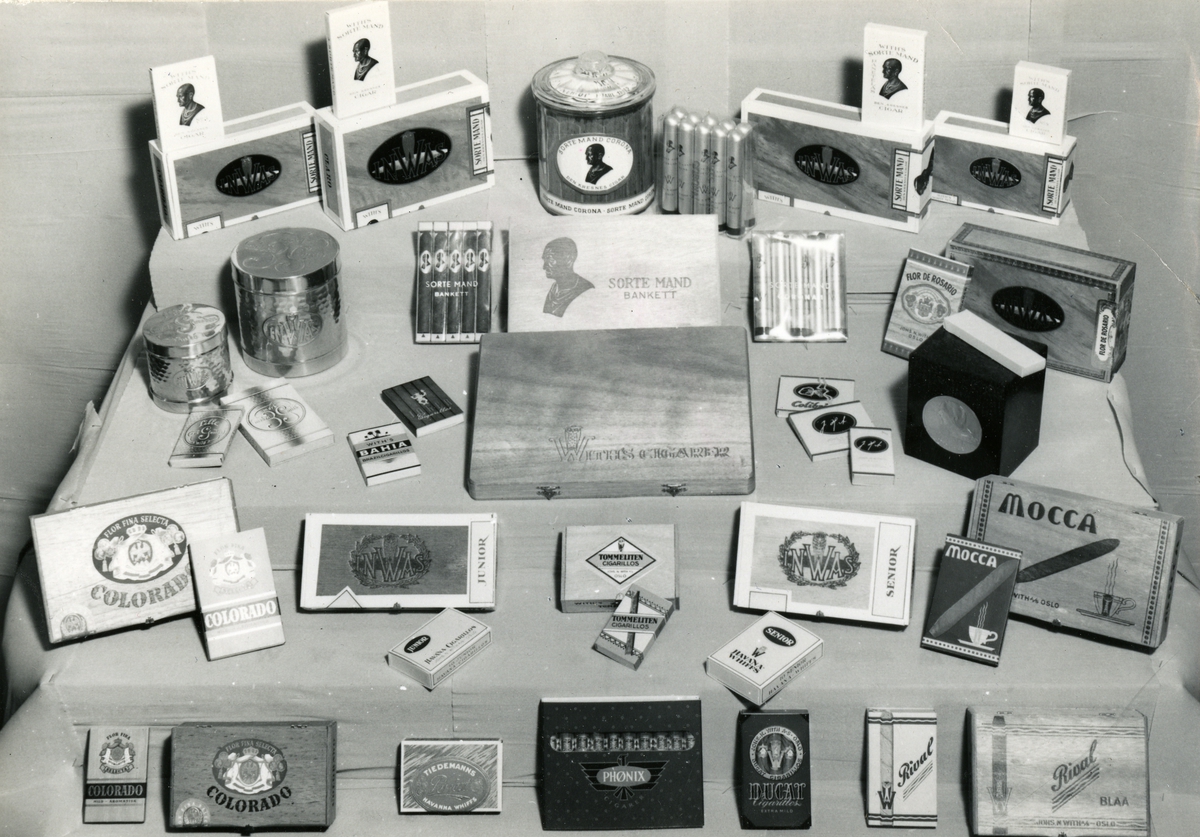 Foto av forskjellige sigarer og sigarillos tatt på Tiedemanns fabrikk på Hausmanns gate i 1956.
