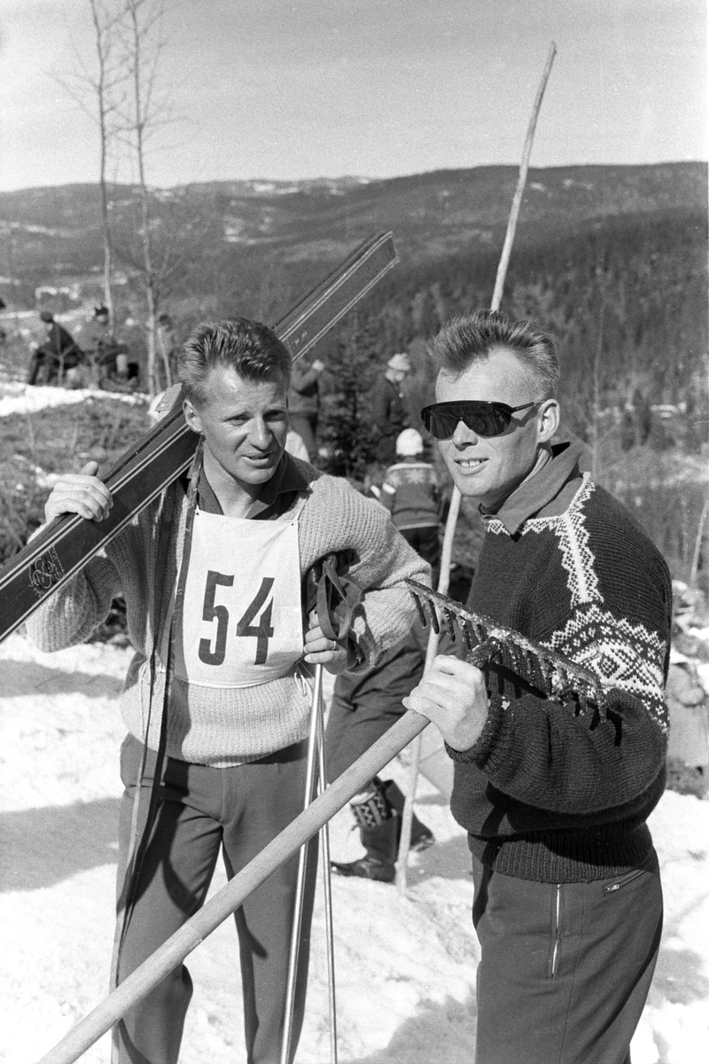 Per Rollum med startnummer 54.  Blåveis-rennet, Kolsås 9. april 1961.  Fotografert av Johan Brun.