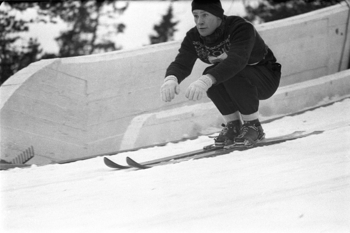 Hopper i full fart mot hoppkanten. Holmenkollhopp 1953. Fotograf Dagbladet