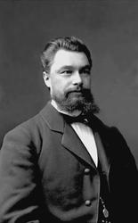 Portrett, mann med mørk dress, klokkekjede og skjegg. Murerm