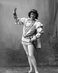 Portrett, operasangerinne, sopranen Gabrielle Bidenkap som "