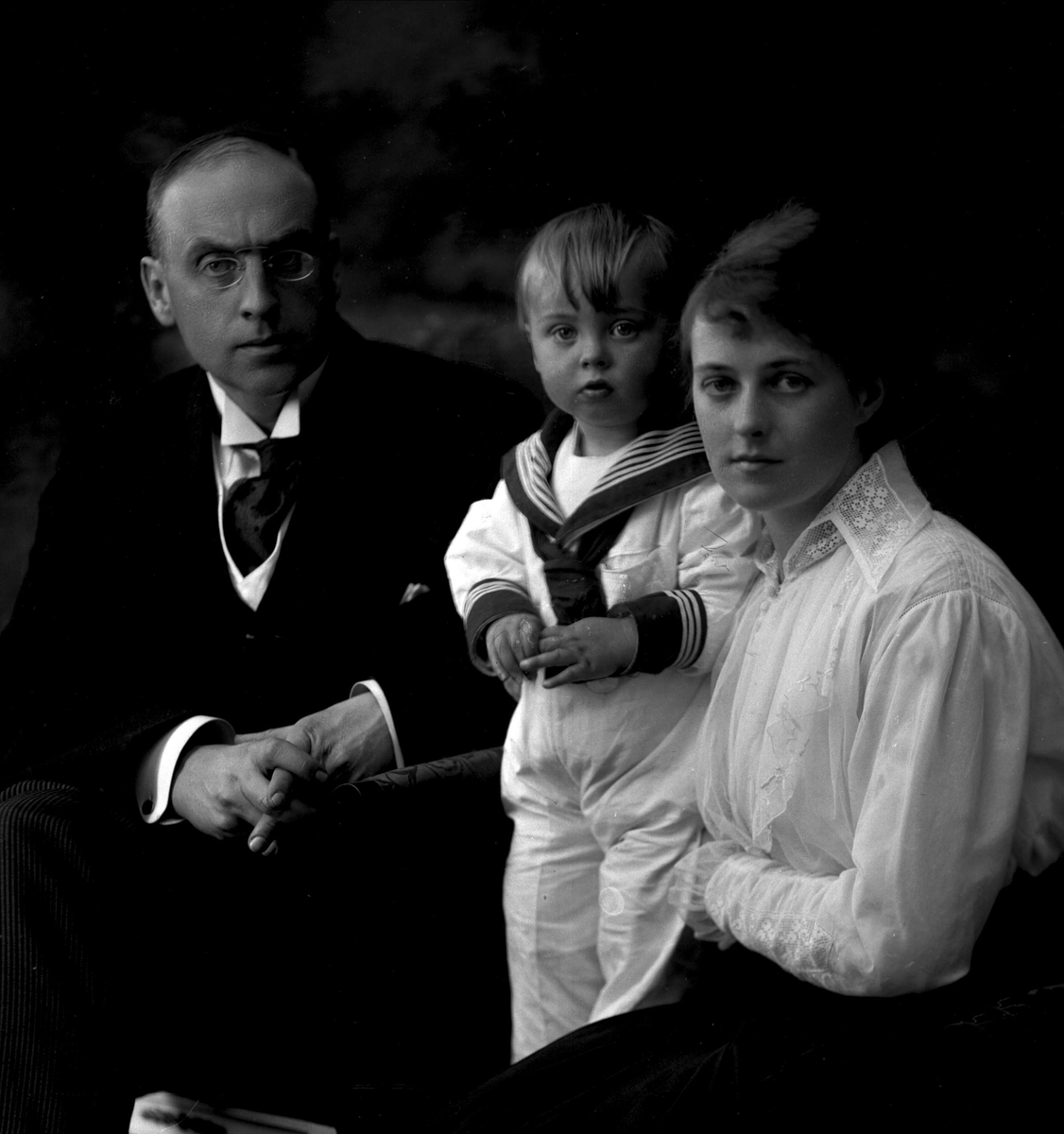 Gruppeportrett, Christian Gierløff med hustru og sønn.