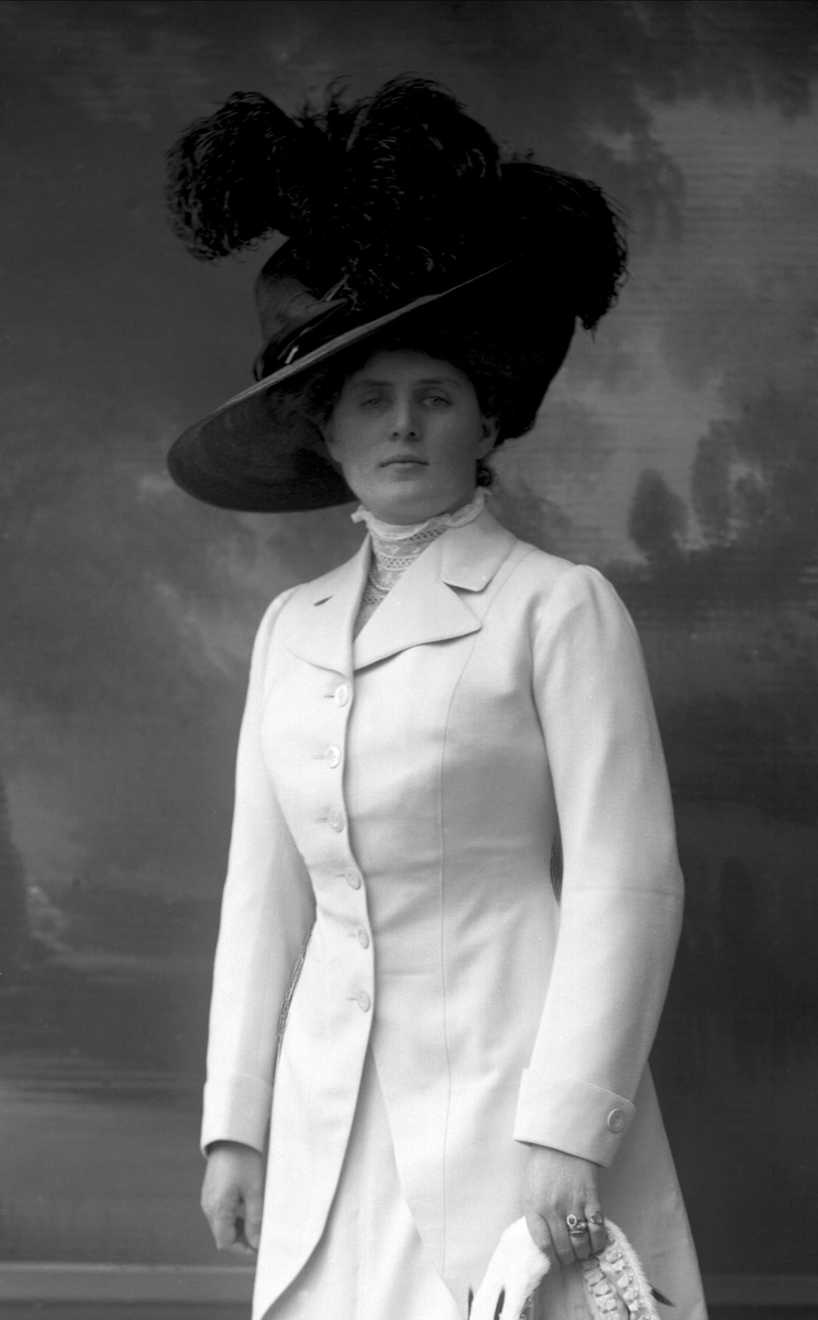 Portrett, Magdalene Elenore Lorange (1878-1962), gift med Mads Wiel (1861-1929).