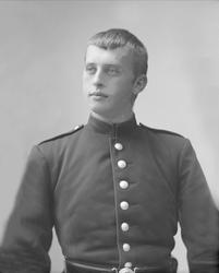 Portrett, mann i kadettuniform.