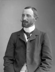 Portrett, mann i offisersuniform, handelsflåten. Herr Perona