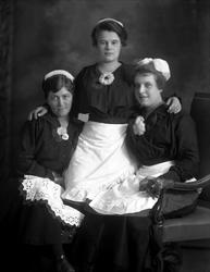 Gruppeportrett, tre tjenestepiker.